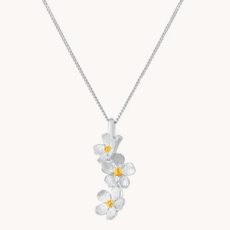Floral necklace with white flowers and yellow centers on a white background